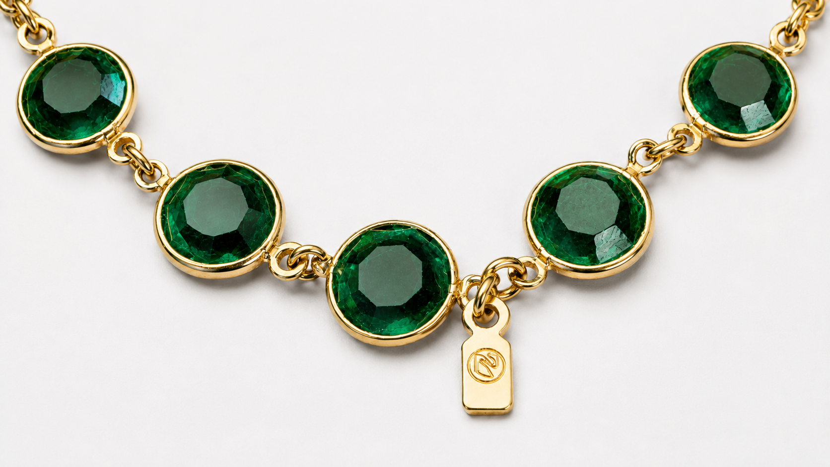 Collier doré serti de pierres vertes